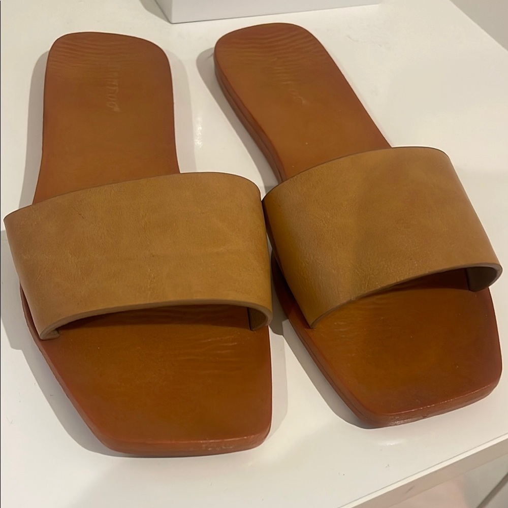 Women's Tan Slide Sandals​